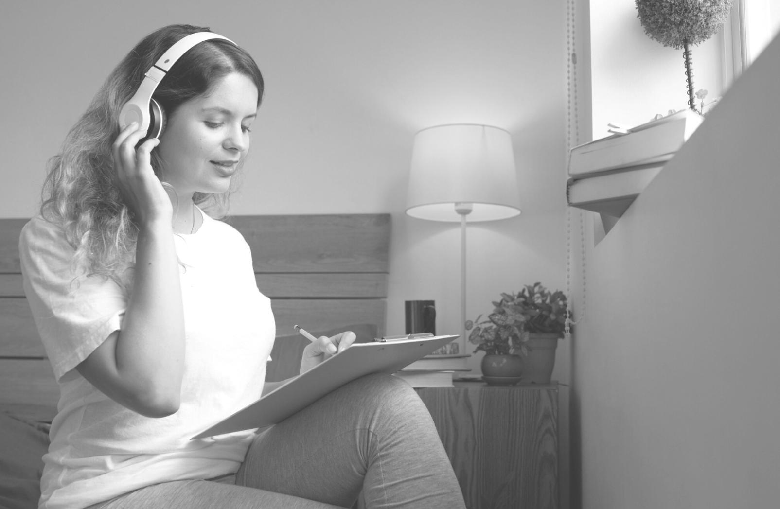 Finanzdokumente und Analyse-Werkzeuge auf einem Schreibtisch