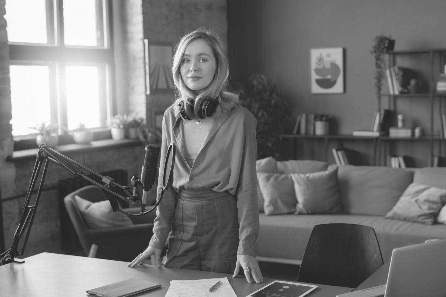 Finanzanalyse mit Diagrammen und Dokumenten auf einem Schreibtisch