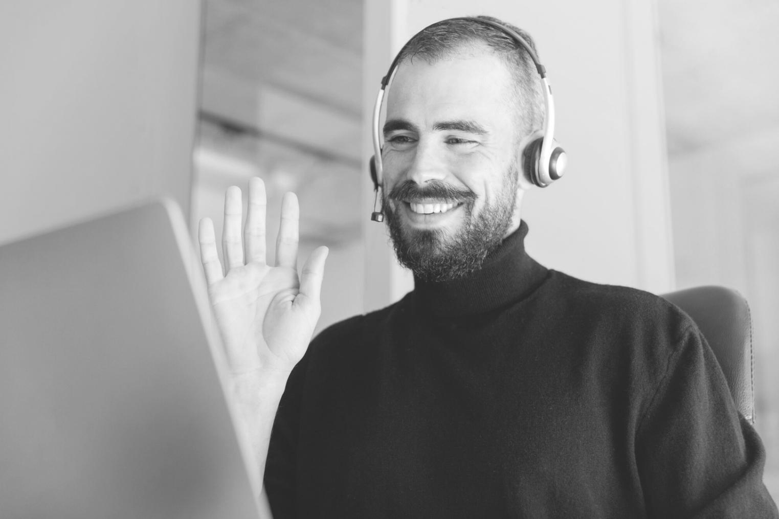 Teilnehmende arbeiten gemeinsam an Finanzanalysen mit professionellen Tools